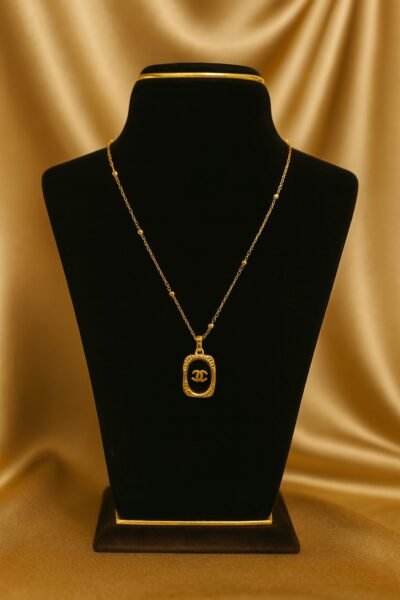 Luxury-Inspired Black & Gold Emblem Pendant Chain - Image 2